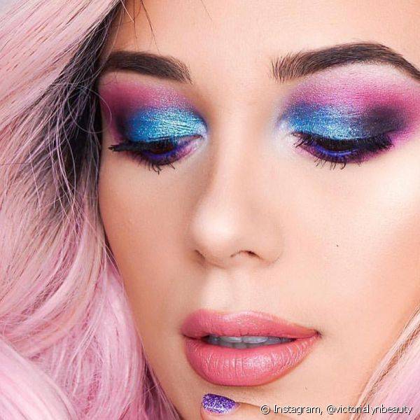 A dica ? escolher sombras cintilantes ou met?licas em tons de rosa e azul para criar a maquiagem de unic?rnio para o Halloween (Foto: Instagram @victorialynbeauty)